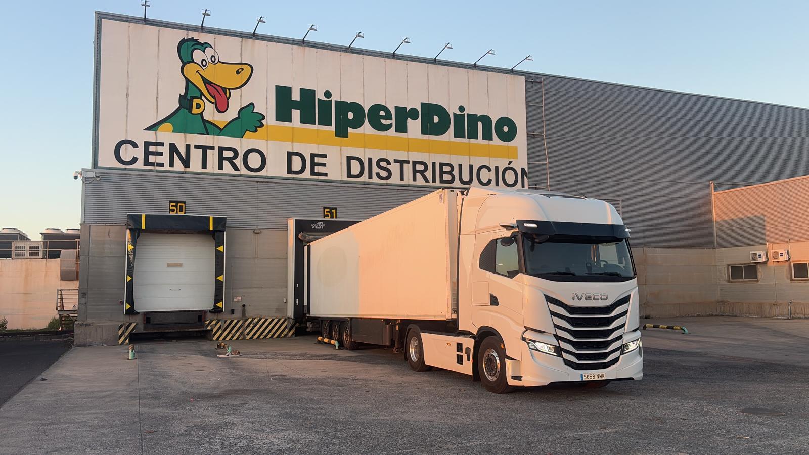Tractora IVECO Castellano Frías en muelle HiperDino