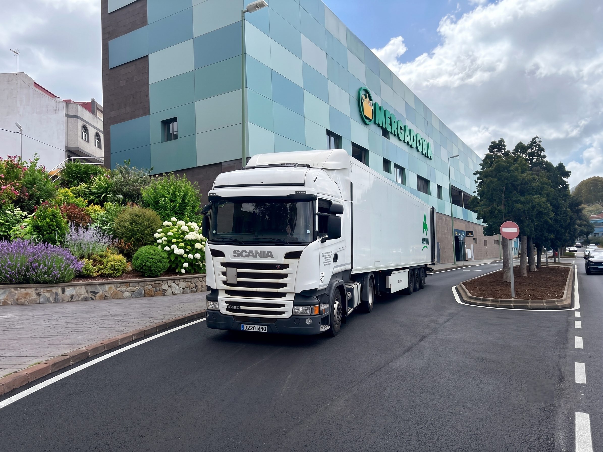 Tractora Scania Castellano Frías en Mercadona Gran Canaria
